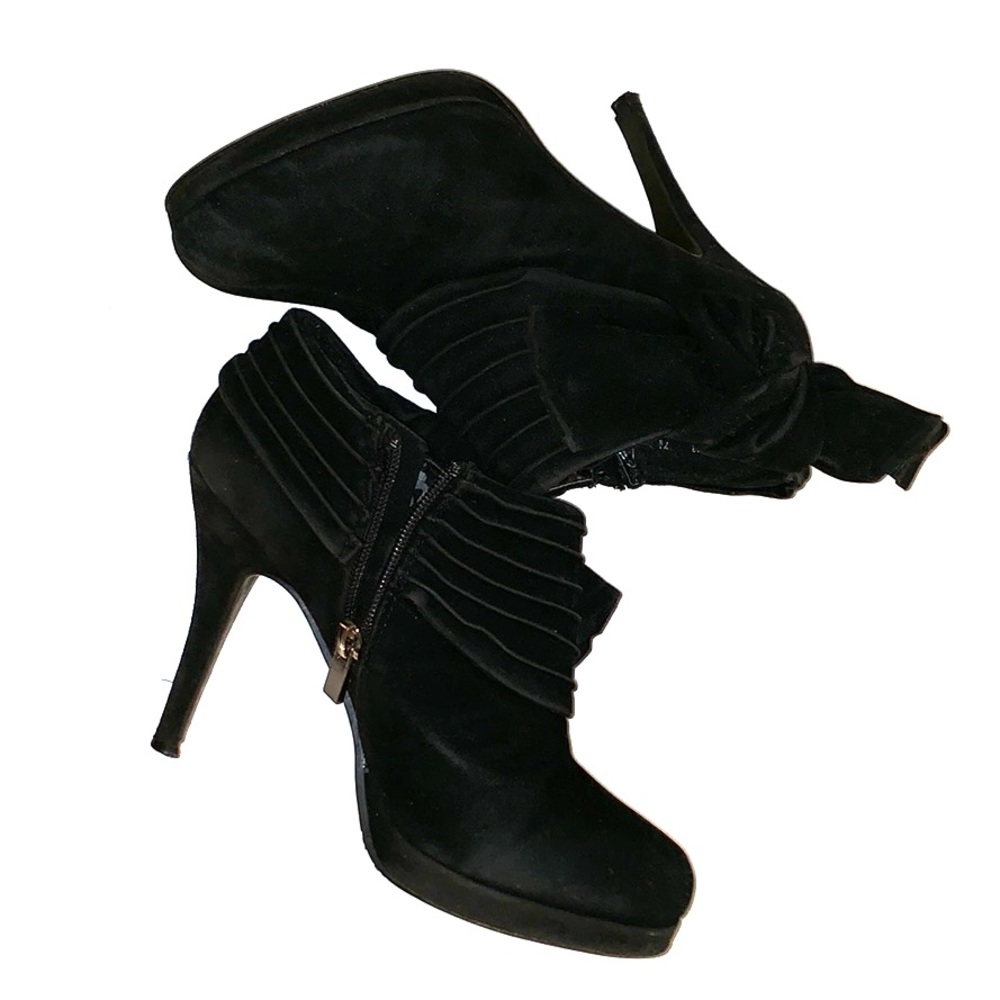 Black bootie with a bow